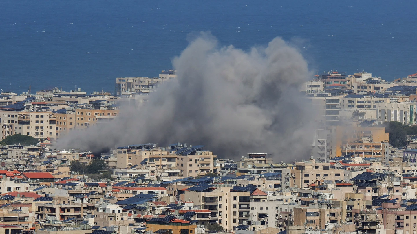 El humo se eleva desde los suburbios del sur de Beirut tras un ataque israelí El humo se eleva desde los suburbios del sur de Beirut tras un ataque israelí