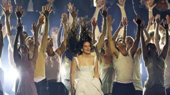 Rosalia act&uacute;a durante la entrega de los premios BRIT en el Co-op Live Arena, en Manchester, Gran Breta&ntilde;a