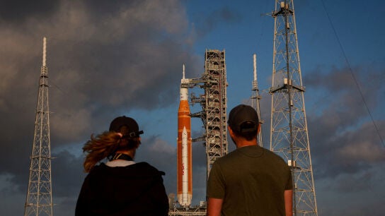 Varias personas observan el cohete lunar de la NASA, el Sistema de Lanzamiento Espacial, antes del lanzamiento de la misi&oacute;n Artemis II en el Centro Espacial Kennedy en Cabo Ca&ntilde;averal, Florida