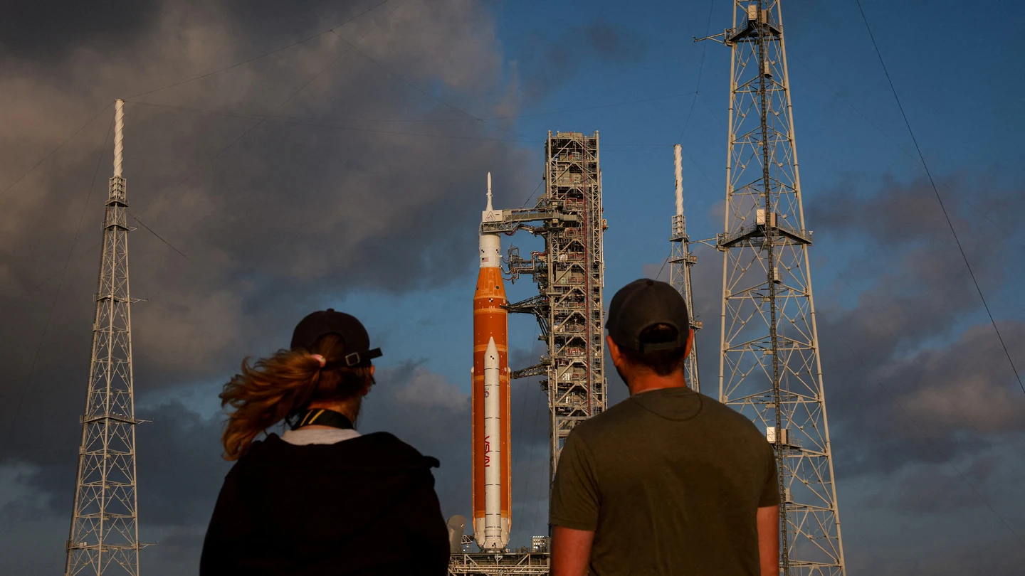 Varias personas observan el cohete lunar de la NASA, el Sistema de Lanzamiento Espacial, antes del lanzamiento de la misión Artemis II en el Centro Espacial Kennedy en Cabo Cañaveral, Florida Varias personas observan el cohete lunar de la NASA, el Sistema de Lanzamiento Espacial, antes del lanzamiento de la misión Artemis II en el Centro Espacial Kennedy en Cabo Cañaveral, Florida