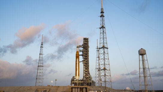 El cohete de la misi&oacute;n Artemis II que llevar&aacute; a los humanos a la Luna