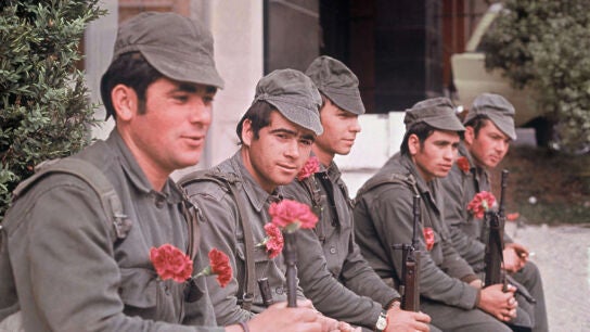 Soldados con claveles en la revoluci&oacute;n del 25 de abril