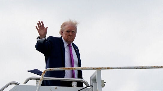 El presidente de Estados Unidos, Donald Trump, saluda antes de subir al Air Force One