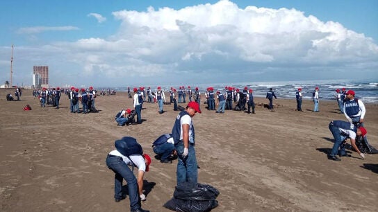 Fotograf&iacute;a cedida por la Secretaria del Medio Ambiente y Recursos Naturales de M&eacute;xico, donde se observa a integrantes de la Marina de M&eacute;xico realizando labores de limpieza este lunes, en playas del puerto de Veracruz (M&eacute;xico)