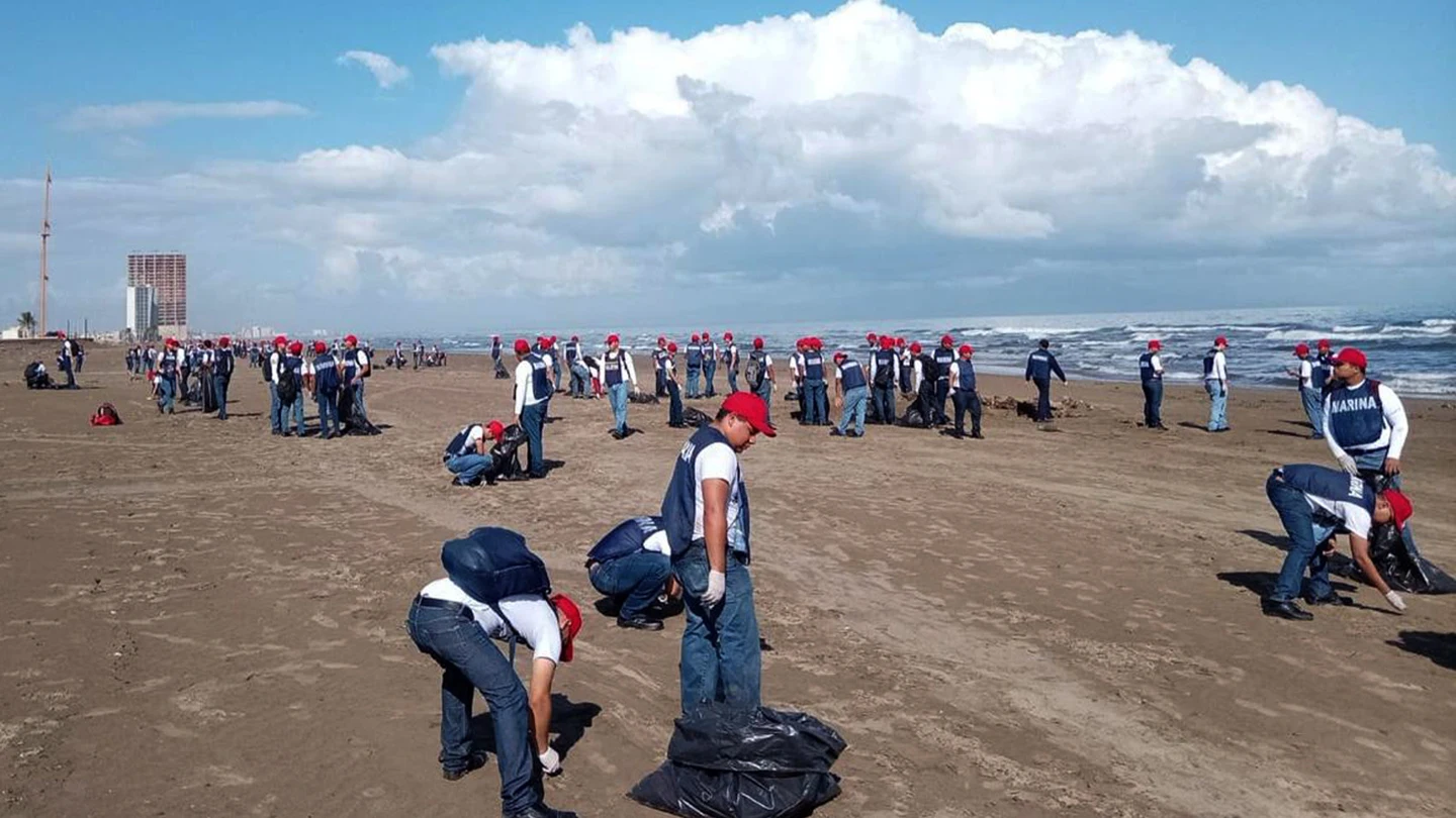 Fotografía cedida por la Secretaria del Medio Ambiente y Recursos Naturales de México, donde se observa a integrantes de la Marina de México realizando labores de limpieza este lunes, en playas del puerto de Veracruz (México) Fotografía cedida por la Secretaria del Medio Ambiente y Recursos Naturales de México, donde se observa a integrantes de la Marina de México realizando labores de limpieza este lunes, en playas del puerto de Veracruz (México)