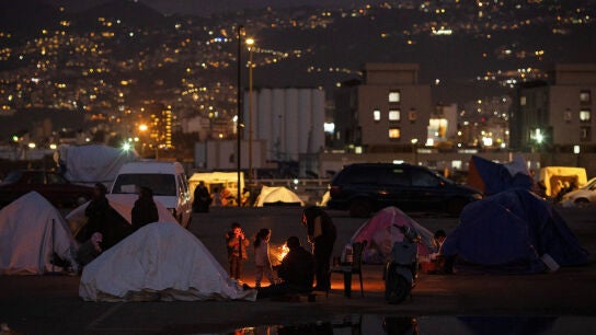Una familia en un campamento temporal para desplazados, en medio de la escalada de hostilidades entre Israel y Hizbul&aacute;, el 30 de marzo de 2026.
