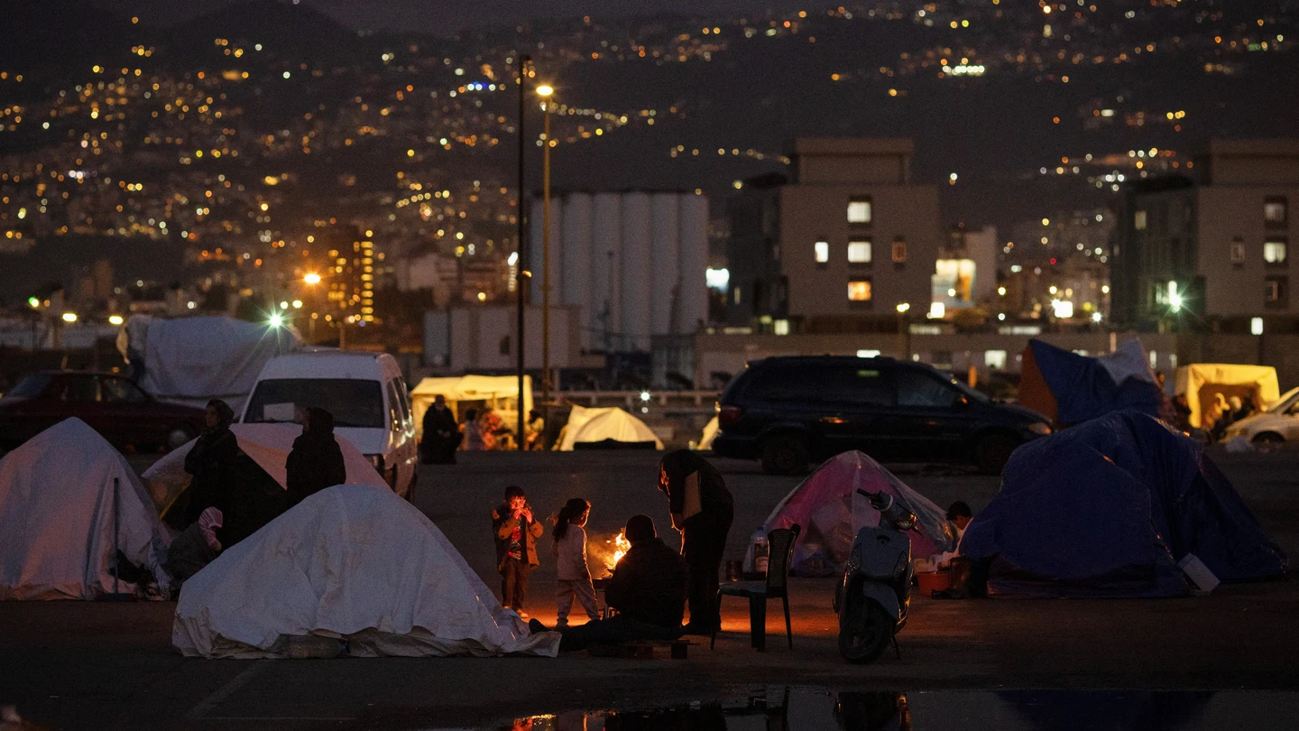 Una familia en un campamento temporal para desplazados, en medio de la escalada de hostilidades entre Israel y Hizbulá, el 30 de marzo de 2026. Una familia en un campamento temporal para desplazados, en medio de la escalada de hostilidades entre Israel y Hizbulá, el 30 de marzo de 2026.