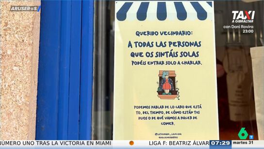 "Si te sientes solo, entra a charlar": el cartel solidario de una tienda de C&aacute;diz que abre sus puertas al coraz&oacute;n de la gente