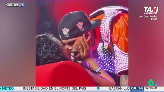 El pol&eacute;mico v&iacute;deo de Chris Brown besando a una mujer casada en pleno concierto: "Hay lengua"