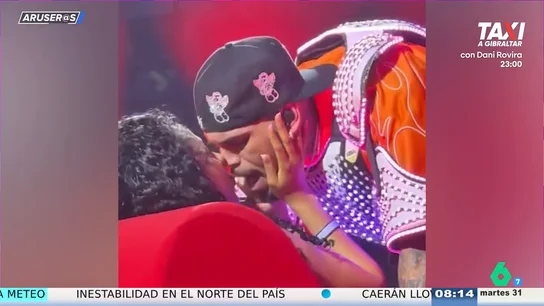 El polémico vídeo de Chris Brown besando a una mujer casada en pleno concierto: "Hay lengua" El polémico vídeo de Chris Brown besando a una mujer casada en pleno concierto: "Hay lengua"