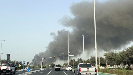 El humo se eleva desde el puerto de Zayed tras un ataque iran&iacute; en Abu Dhabi