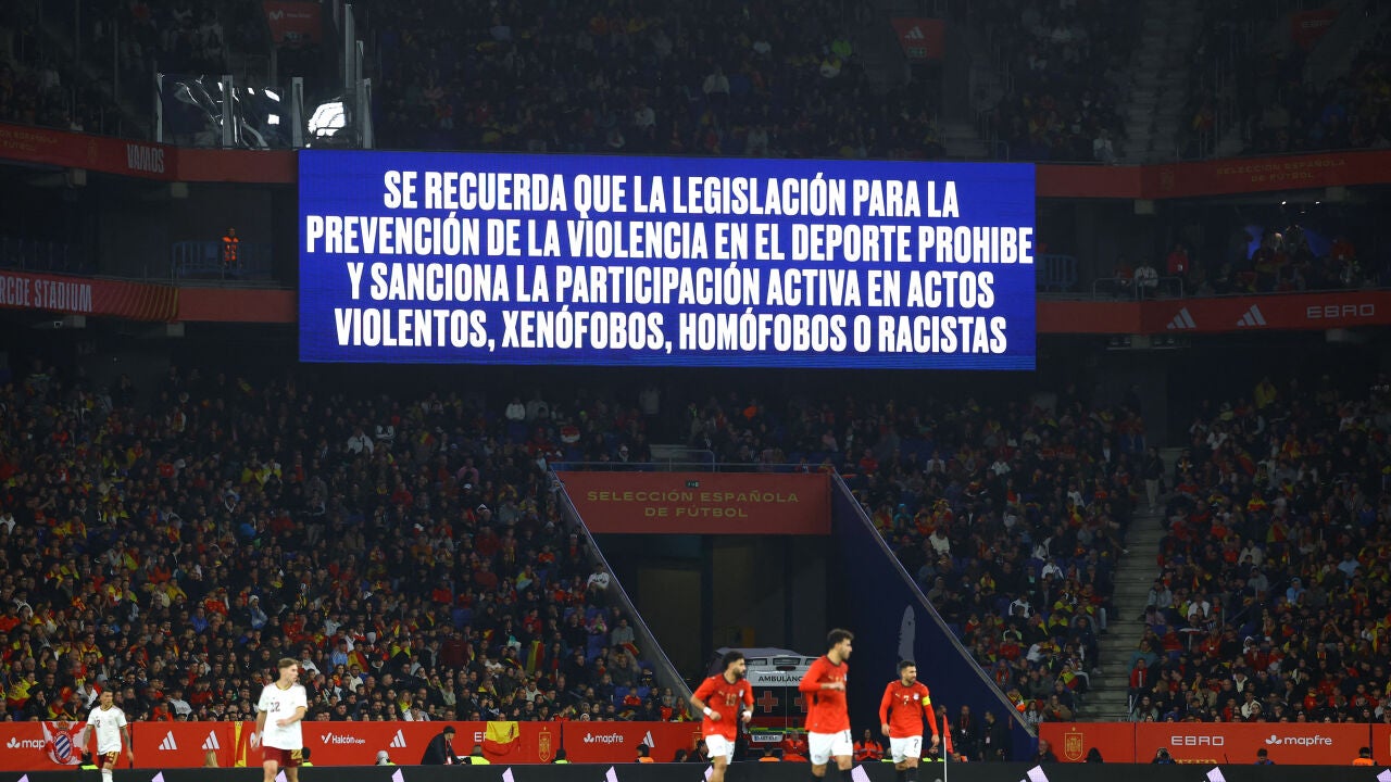 Bochorno en Cornellà con cánticos islamófobos y pitos al himno de Egipto en el amistoso de España: "Musulmán el que no bote"
