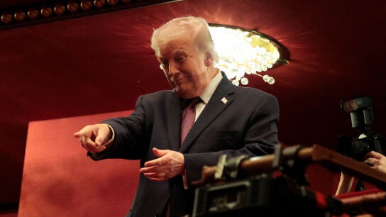 El presidente estadounidense Donald Trump gesticula durante la noche de estreno de 'Chicago' en el Centro Conmemorativo John F. Kennedy