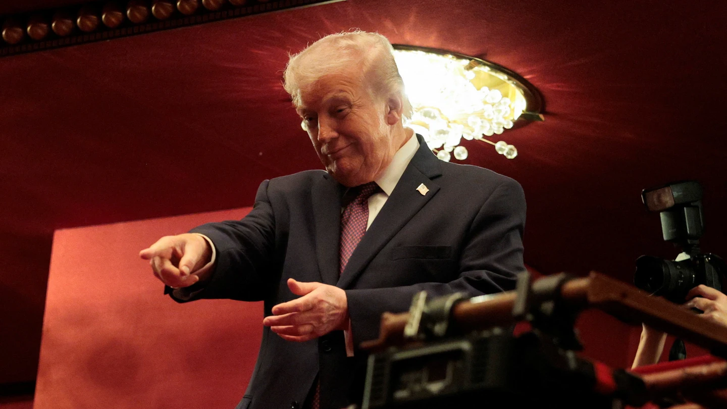 El presidente estadounidense Donald Trump gesticula durante la noche de estreno de 'Chicago' en el Centro Conmemorativo John F. Kennedy El presidente estadounidense Donald Trump gesticula durante la noche de estreno de 'Chicago' en el Centro Conmemorativo John F. Kennedy