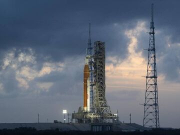 El cohete SLS y la nave Orion de Artemis II, listos para su lanzamiento en la plataforma 39B del Centro Espacial Kennedy