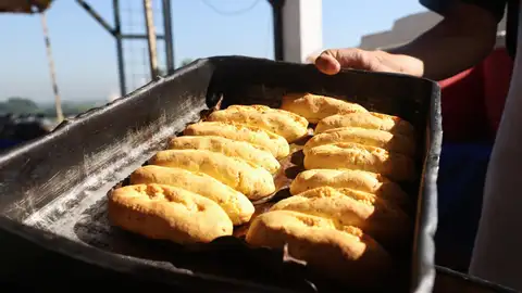 Una persona sostiene una bandeja con chipas en la celebración del ‘Chipa Apo’ este martes, en Asunción (Paraguay) Una persona sostiene una bandeja con chipas en la celebración del ‘Chipa Apo’ este martes, en Asunción (Paraguay)