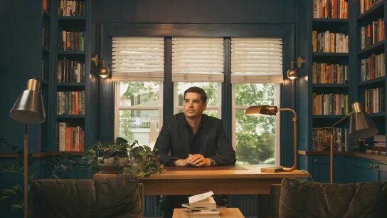 Cal Newport en el despacho de su casa