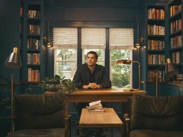 Cal Newport en el despacho de su casa