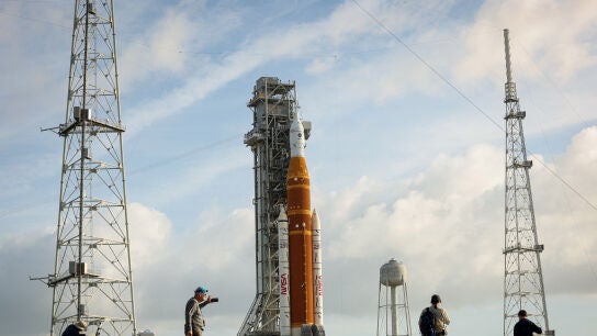 El cohete Space Launch System (SLS) y la c&aacute;psula tripulada Orion, en la plataforma 39B, antes del lanzamiento de la misi&oacute;n Artemis II en el Centro Espacial Kennedy