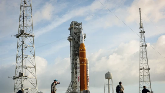 El cohete Space Launch System (SLS) y la cápsula tripulada Orion, en la plataforma 39B, antes del lanzamiento de la misión Artemis II en el Centro Espacial Kennedy El cohete Space Launch System (SLS) y la cápsula tripulada Orion, en la plataforma 39B, antes del lanzamiento de la misión Artemis II en el Centro Espacial Kennedy
