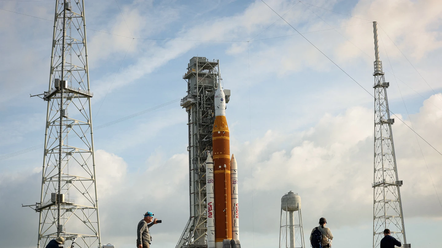 El cohete Space Launch System (SLS) y la cápsula tripulada Orion, en la plataforma 39B, antes del lanzamiento de la misión Artemis II en el Centro Espacial Kennedy El cohete Space Launch System (SLS) y la cápsula tripulada Orion, en la plataforma 39B, antes del lanzamiento de la misión Artemis II en el Centro Espacial Kennedy