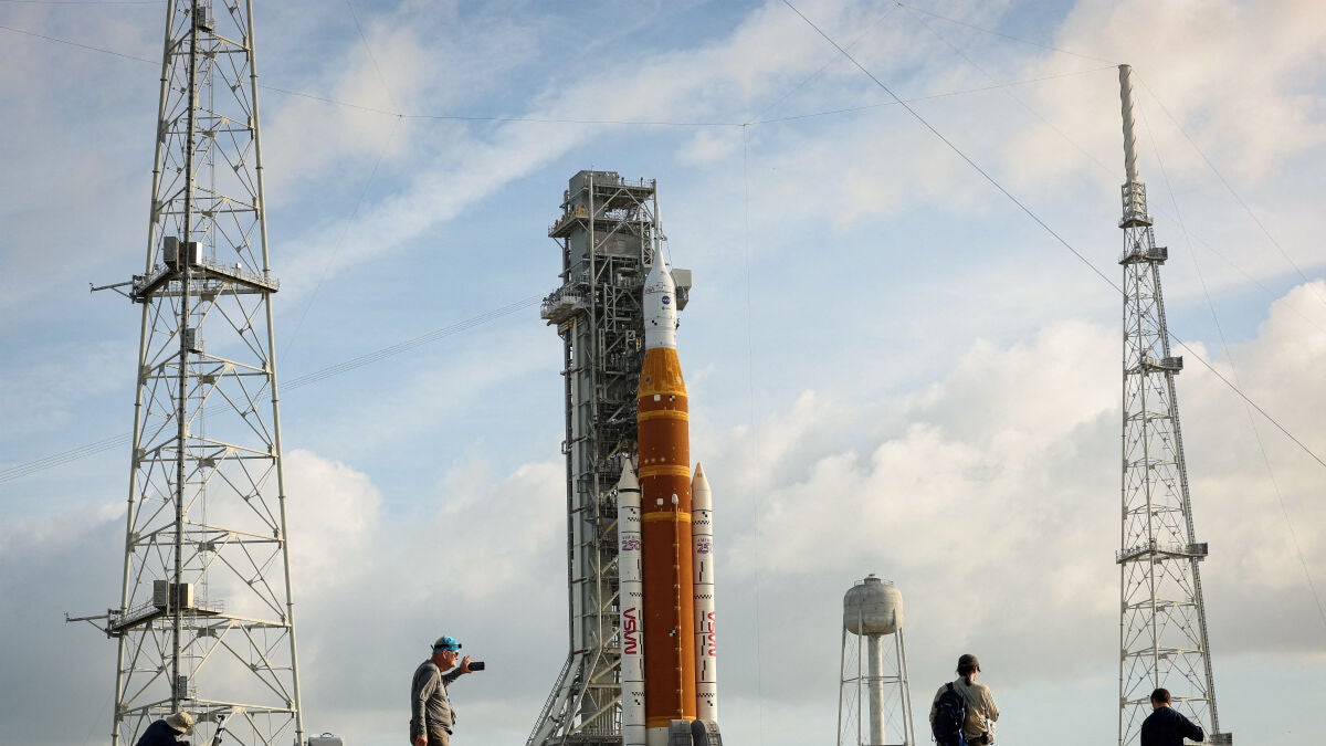 Todo listo para el histórico lanzamiento de Artemis II: la NASA solo da un 20 % de opciones de que el clima lo impida