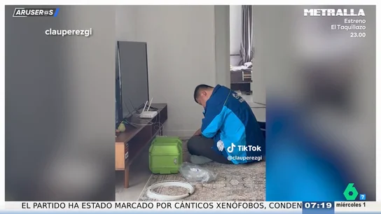 Una española que vive en China alucina al ver a su instalador del wifi dormido en pleno servicio Una española que vive en China alucina al ver a su instalador del wifi dormido en pleno servicio