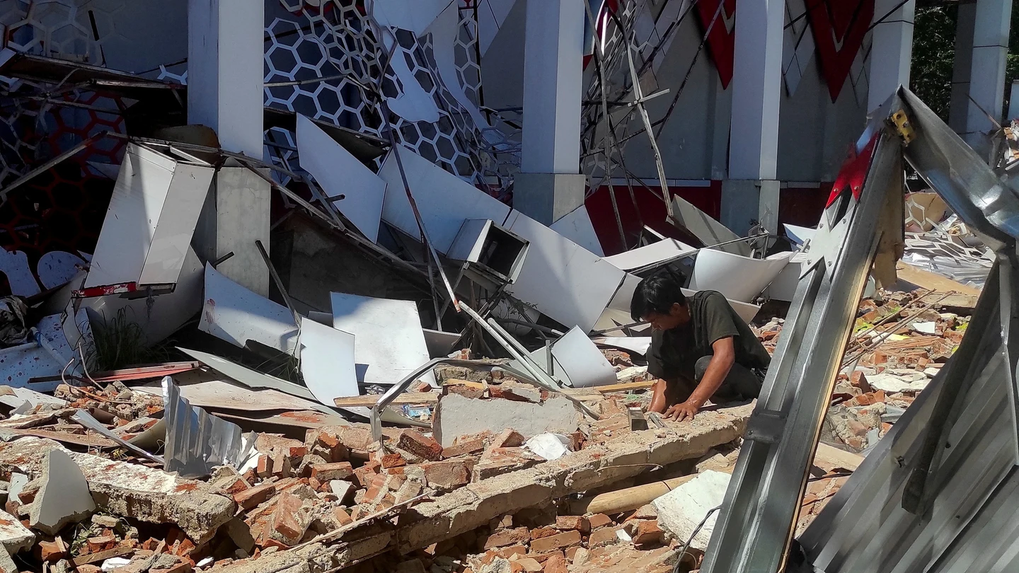 Un hombre inspecciona los escombros en el lugar donde quedó un edificio dañado tras un terremoto en Manado. Un hombre inspecciona los escombros en el lugar donde quedó un edificio dañado tras un terremoto en Manado.