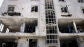 Varias personas inspeccionan los da&ntilde;os sufridos por un edificio residencial tras ser alcanzado por un ataque en Teher&aacute;n, Ir&aacute;n, el 30 de marzo de 2026.