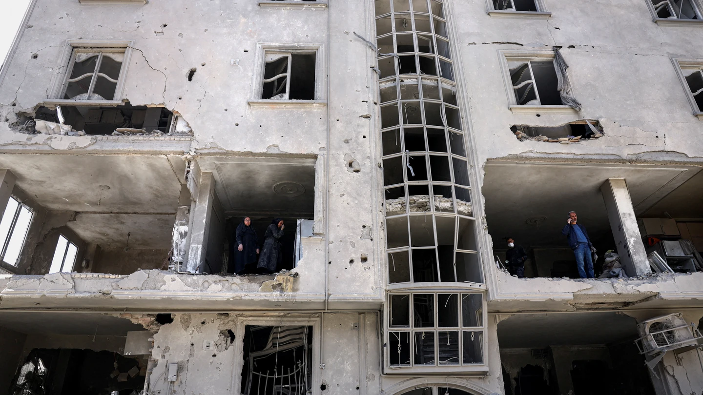 Varias personas inspeccionan los daños sufridos por un edificio residencial tras ser alcanzado por un ataque en Teherán, Irán, el 30 de marzo de 2026. Varias personas inspeccionan los daños sufridos por un edificio residencial tras ser alcanzado por un ataque en Teherán, Irán, el 30 de marzo de 2026.