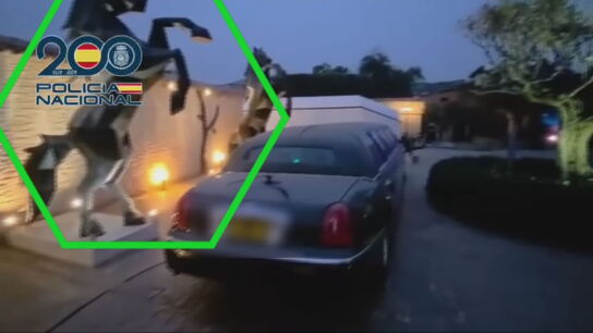 Una limusina en la mansi&oacute;n del estafador de Elche detenido por la Polic&iacute;a Nacional