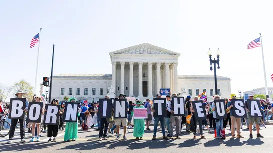 El Supremo de EEUU le para los pies a Trump en su deseo de arrebatar la ciudadanía a los descendientes de migrantes El Supremo de EEUU le para los pies a Trump en su deseo de arrebatar la ciudadanía a los descendientes de migrantes