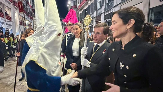 Isabel Díaz Ayuso y José Luis Martínez Almeida en la procesión de la cofradía de la Paloma Isabel Díaz Ayuso y José Luis Martínez Almeida en la procesión de la cofradía de la Paloma