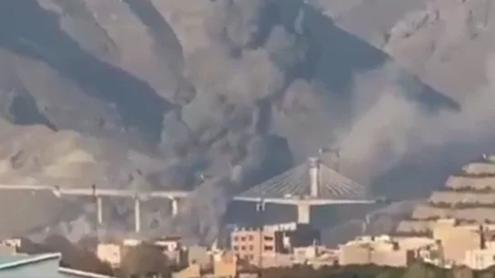 El momento en el que EEUU destruye el puente más grande de Irán: "¡Esto es solo el principio!" El momento en el que EEUU destruye el puente más grande de Irán: "¡Esto es solo el principio!"
