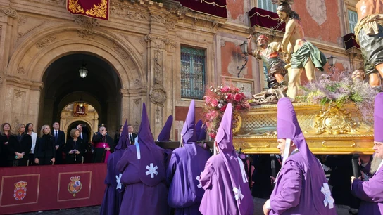 La reina Sofía y las infantas Elena y Cristina observan el paso de 'Los Azotes' de Francisco Salzillo durante la procesión de Viernes Santo La reina Sofía y las infantas Elena y Cristina observan el paso de 'Los Azotes' de Francisco Salzillo durante la procesión de Viernes Santo