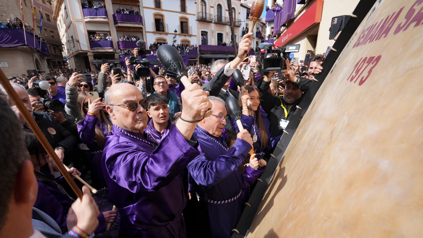 El actor Antonio Resines rompe la hora este Viernes Santo en Calanda (Teruel) . El actor Antonio Resines rompe la hora este Viernes Santo en Calanda (Teruel) .