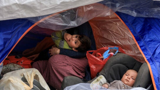 Personas desplazadas en L&iacute;bano por la guerra en Ir&aacute;n.