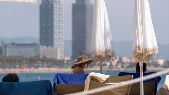 Imagen de archivo. Turistas en las inmediaciones de un hotel en Catalu&ntilde;a.