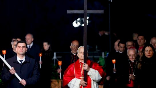 Le&oacute;n XIV recupera la tradici&oacute;n de portar la cruz en un multitudinario viacrucis en el Coliseo de Roma.