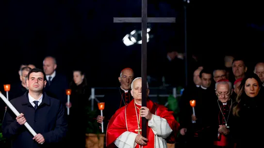 León XIV recupera la tradición de portar la cruz en un multitudinario viacrucis en el Coliseo de Roma. León XIV recupera la tradición de portar la cruz en un multitudinario viacrucis en el Coliseo de Roma.
