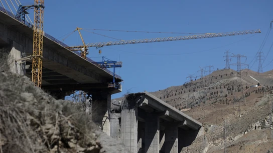 El puente B1, aún en construcción, destruido El puente B1, aún en construcción, destruido