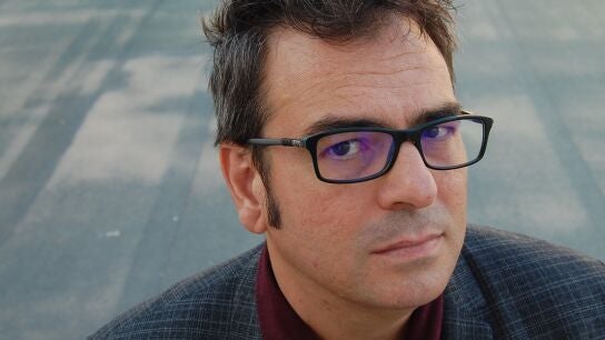 El infinito arco l&iacute;rico del Premio Nacional de Narrativa, Ra&uacute;l Quinto: del poema juvenil a la poes&iacute;a militante