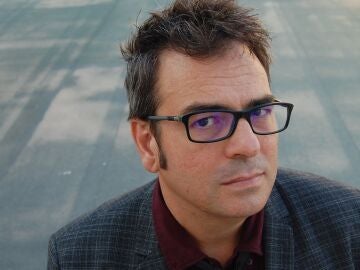 El infinito arco l&iacute;rico del Premio Nacional de Narrativa, Ra&uacute;l Quinto: del poema juvenil a la poes&iacute;a militante