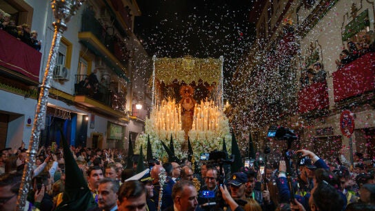 Ntra. Sra. de la Esperanza de Triana en su salida profesional en la Madrug&aacute; sevillana