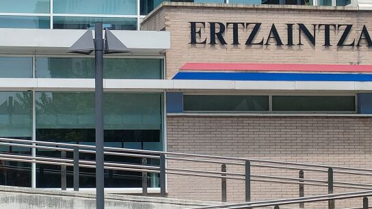 Comisar&iacute;a de la Ertzaintza en Basauri, donde este mi&eacute;rcoles falleci&oacute; una mujer y su pareja ha sido detenida por presunto homicidio.