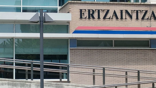 Comisaría de la Ertzaintza en Basauri, donde este miércoles falleció una mujer y su pareja ha sido detenida por presunto homicidio. Comisaría de la Ertzaintza en Basauri, donde este miércoles falleció una mujer y su pareja ha sido detenida por presunto homicidio.