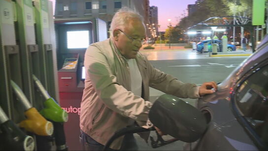 Persona repostando combustible