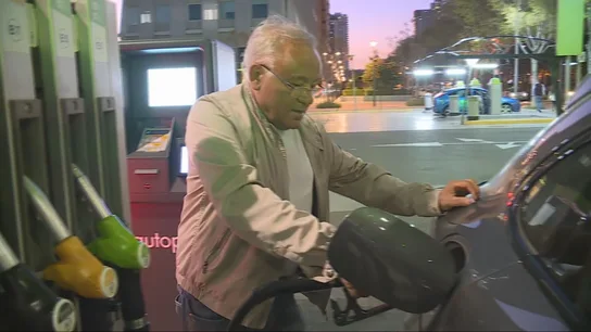 Persona repostando combustible Persona repostando combustible