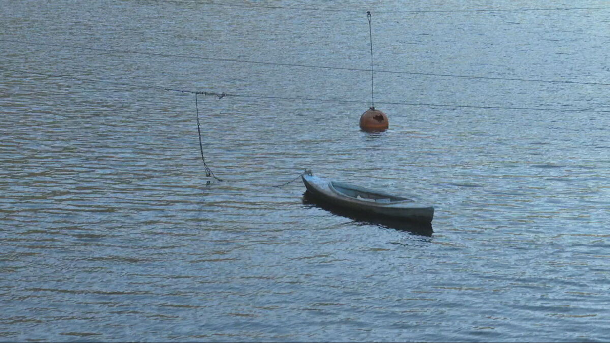 Buscan a un joven que desapareció tras volcar el kayak hinchable en el que navegaba con su primo en el río Miño
