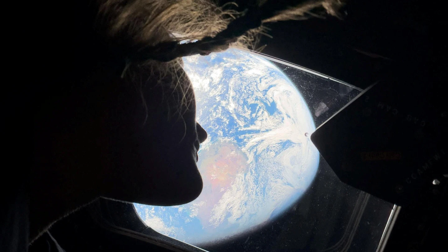 La astronauta Christina Koch observa la Tierra desde la nave Orión. La astronauta Christina Koch observa la Tierra desde la nave Orión.